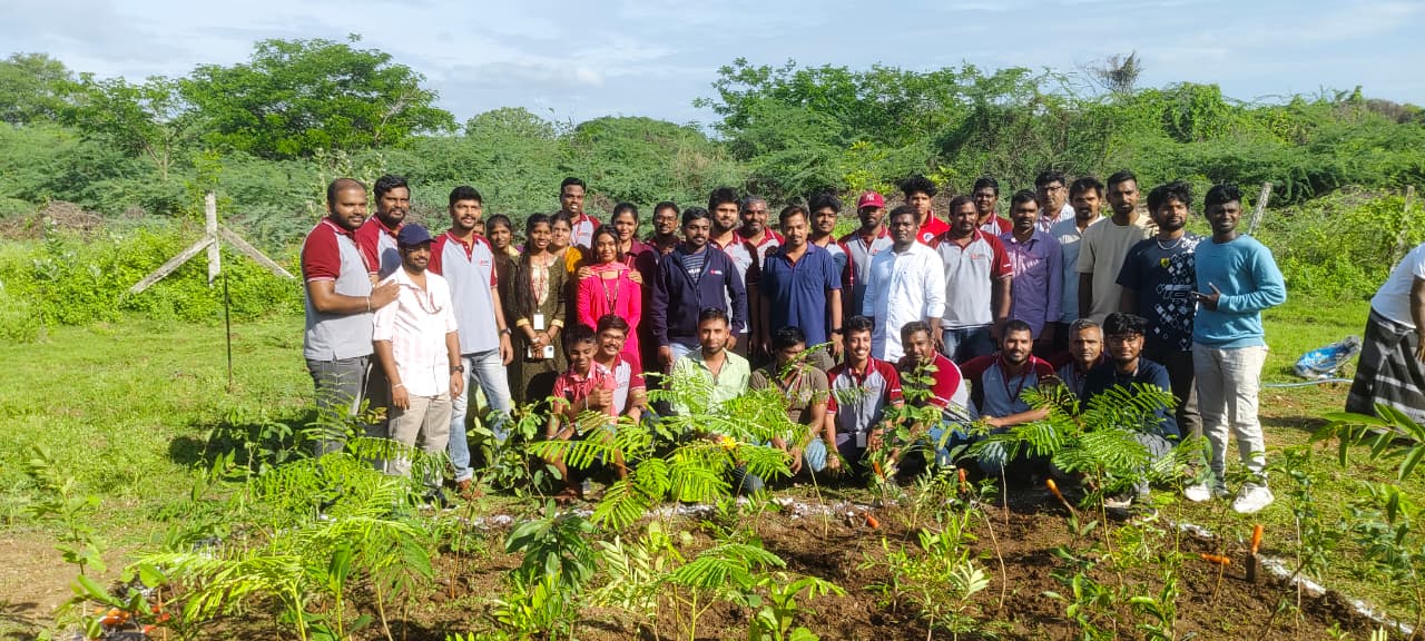 A large group photo of volunteers at a plantation event.